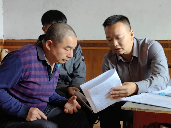 ▲五峰土家族自治县民政局工作人员走访困难群众。