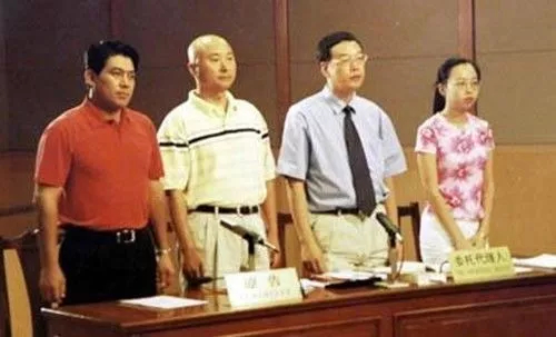 原告席上的两人