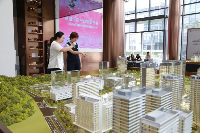 图为邮储银行广州市太和支行行长向益云集团财务总监了解科创中心入驻企业情况 