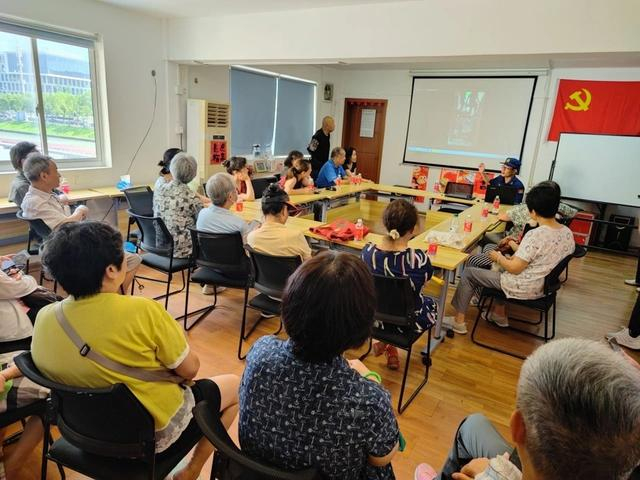 图说：七宝站至静安新城第一居委会开展居民小区消防安全专项宣传。