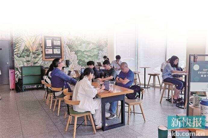 ■广州一家星巴克门店里的自习室区域。