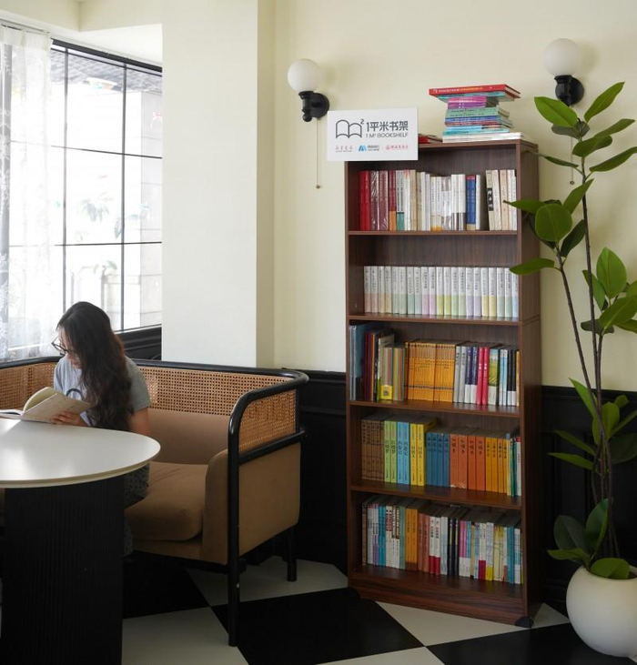 图：重庆奉节县的玛丽莲甜品店，放了1平米书架后，不少顾客主动拿书翻看