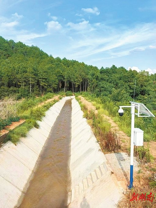 斜陂堰水库灌区改造工程对干渠实施防渗衬砌。祝忠华 摄