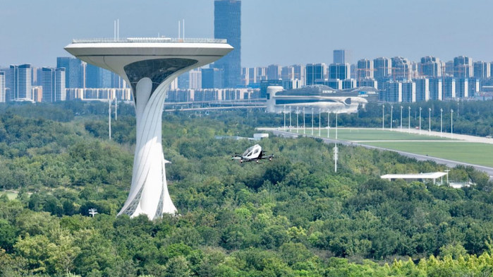 一架电动垂直起降飞行器（eVTOL）在合肥骆岗公园演示飞行（无人机照片）。新华社记者 周牧 摄