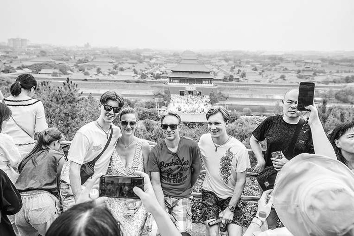 外国游客打卡景山公园。本报记者武亦彬 摄