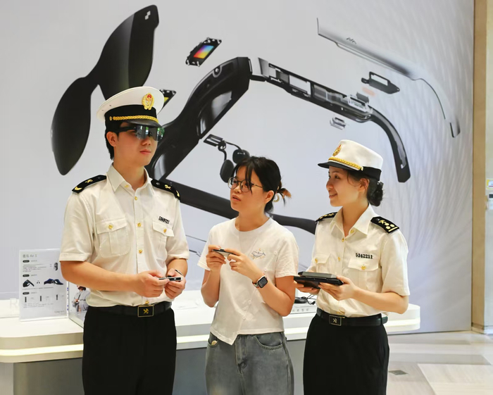 图为前海海关深入企业指导用好关税减免政策服务国产AR眼镜出口。