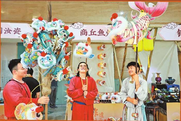 　　峰会现场的商丘鱼灯非遗展演。本报记者 聂冬晗 摄