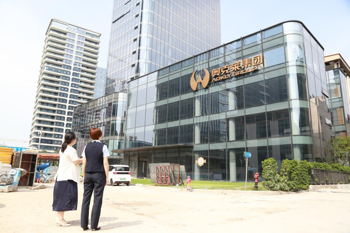  图为邮储银行太和支行行长与益云集团财务总监共同查看园区合作企业办公大楼建设情况
