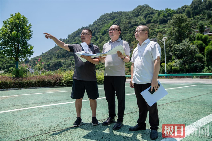 小溪口村村干部与夷陵区水利和湖泊局工作人员规划建设项目