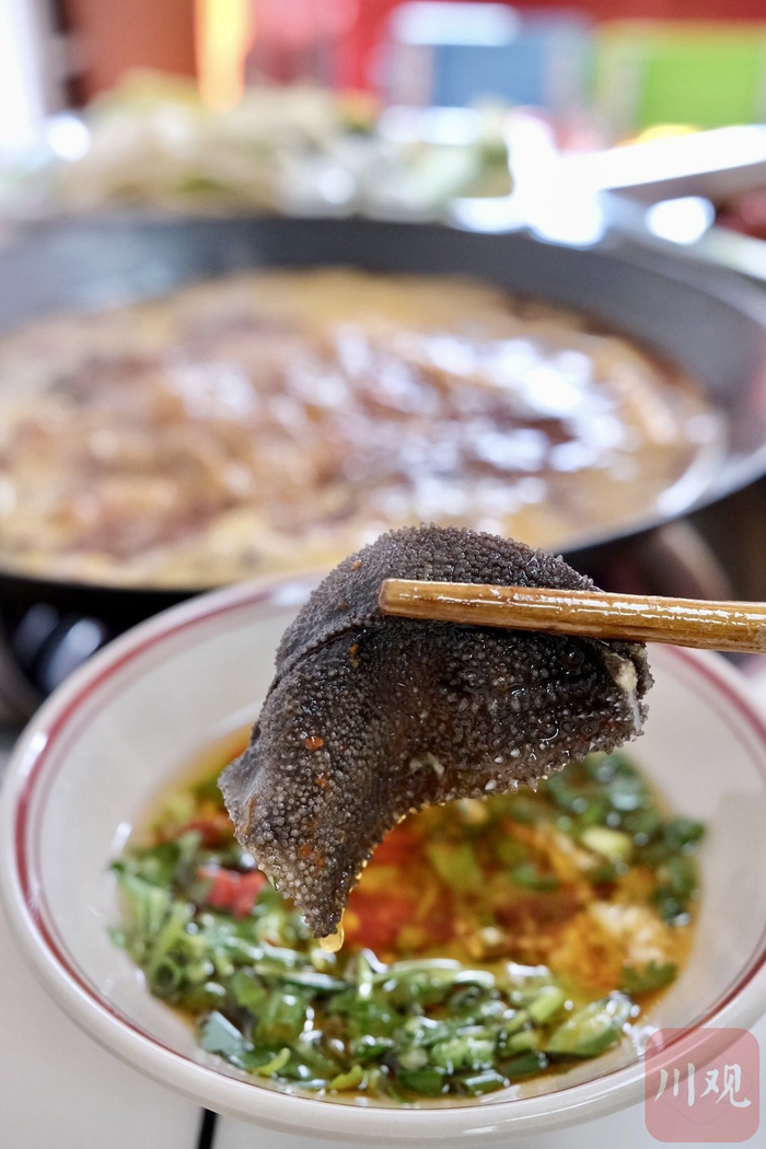 食客在火锅店烫毛肚。周土土 摄