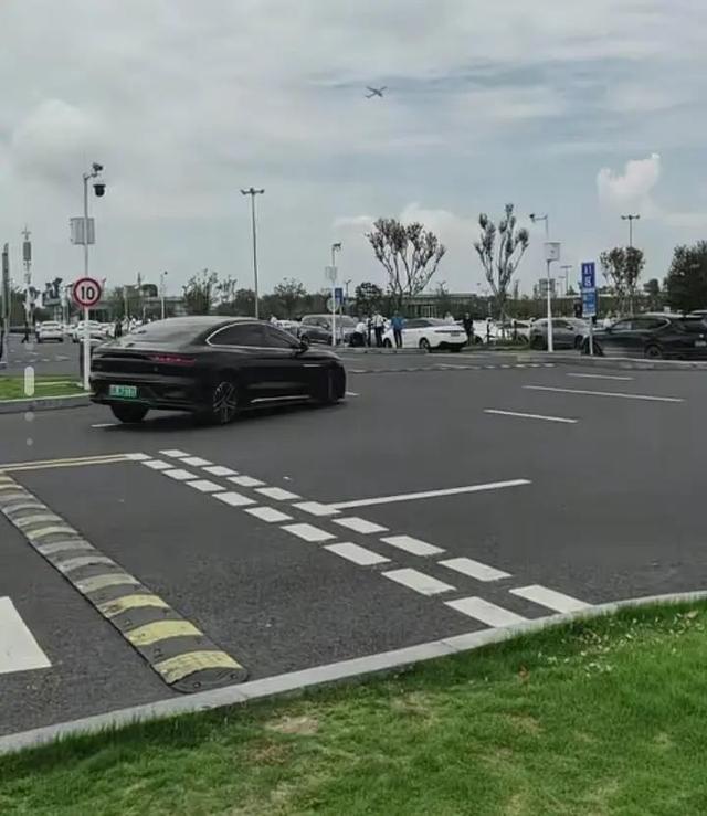 转圈的车辆（视频截图）