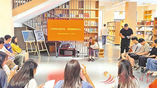 ▲东庄镇在坐忘图书馆举办主题活动，加强党员干部思想教育。 
