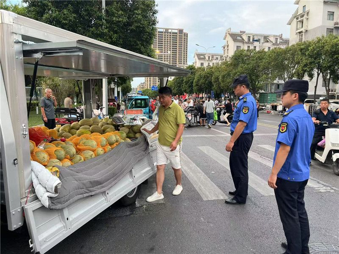 早晨五点半后，城管正在对早市摊贩进行劝离。