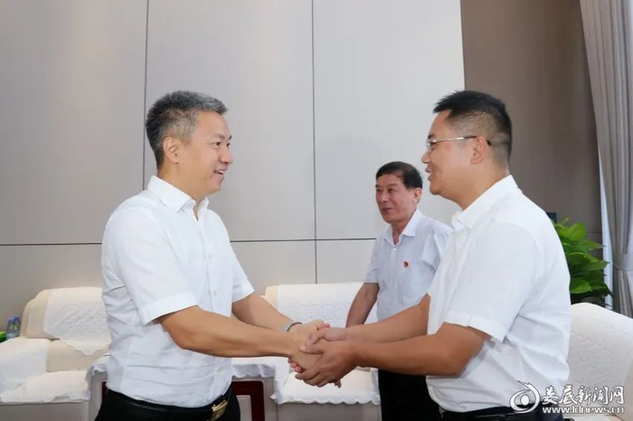 △曾超群与中国好人、道德模范等群众代表一一握手、亲切交谈