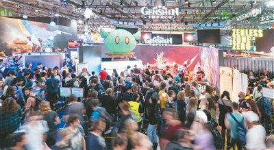 图为2024年德国科隆国际游戏展中的米哈游《原神》展台。