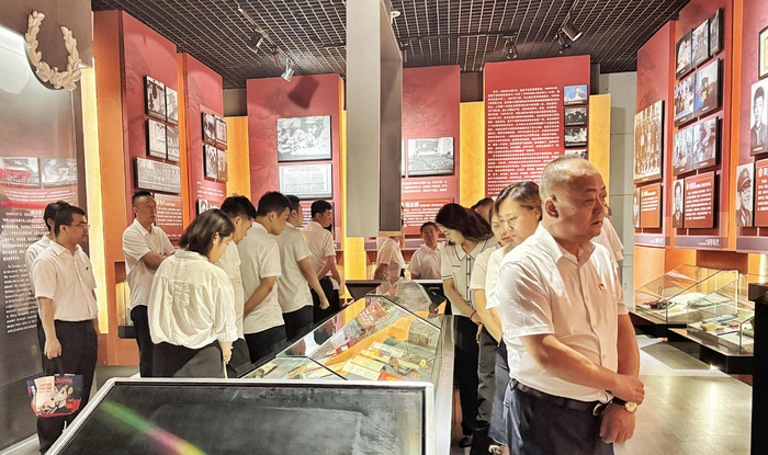 参观革命烈士纪念馆