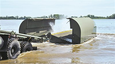   正在水中展开的瑞典改进型带状舟桥系统（IRB）。资料图片