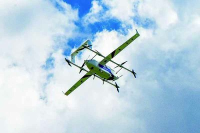 搭载南京航空航天大学2025级新生录取通知书的无人机正在飞行。 通讯员 彭丽 南京日报/紫金山新闻记者 徐琦 摄