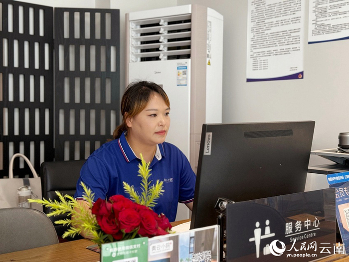 杨节正在为游客办理入住。人民网记者 蔡树菁摄