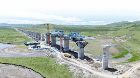 红原跨G213特大桥连续梁合龙施工现场。成兰铁路公司供图