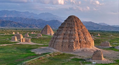 2025年7月10日在宁夏银川拍摄的西夏陵1号陵与2号陵（无人机照片）。新华社记者 王鹏 摄