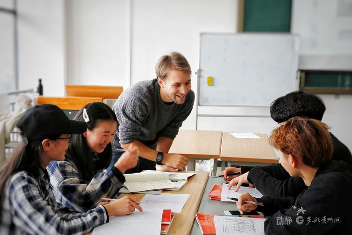 外教James给学生上口语课