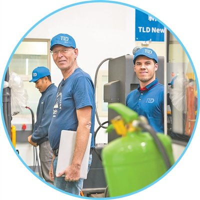 　　外方工作人员在腾达新能源测试中心参观交流。
