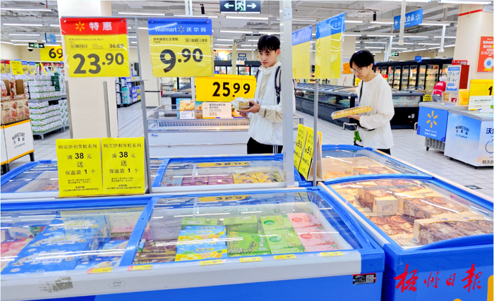 近日，市民正在一家大型生活超市选购雪糕。 李灿明 摄