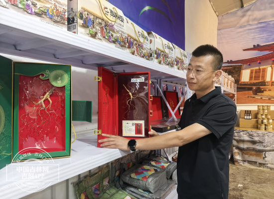 工作人员展示产品（央广网发  陈领之  摄）