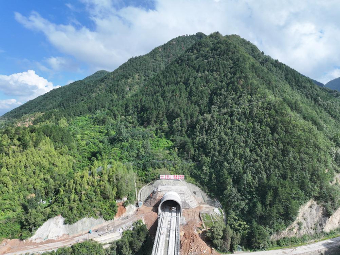 　　图为贯通后的天竺山一号隧道。 （中铁十一局供图）