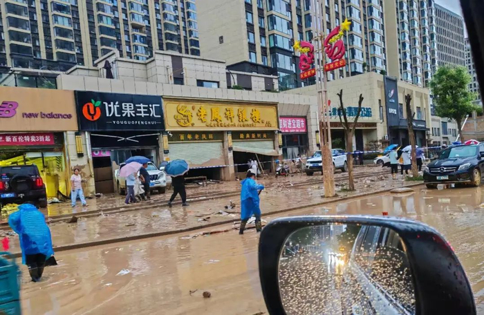 店门口拉的警戒线（受访者供图）