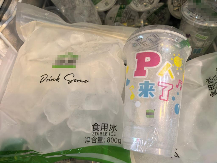 7月26日，上海连锁便利店中的食用冰专售冰柜里，有“袋冰”和“冰杯”两种产品。新华社发（陈潇雨摄）