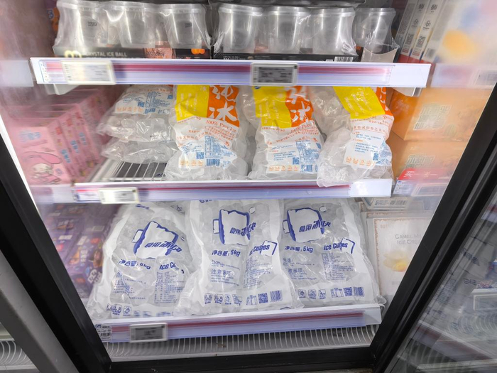 　7月26日，上海某超市中出售的食用冰产品。新华社发（陈潇雨摄）