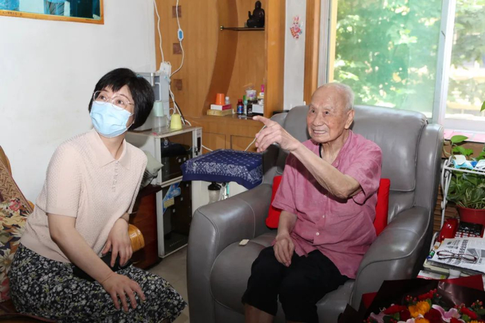 2023年6月，陕西省委老干部局看望慰问老红军强英。