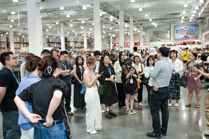 上海虹桥前湾印象城MEGA紧邻Costco开市客，图为Costco开市客现场参观。主办方供图