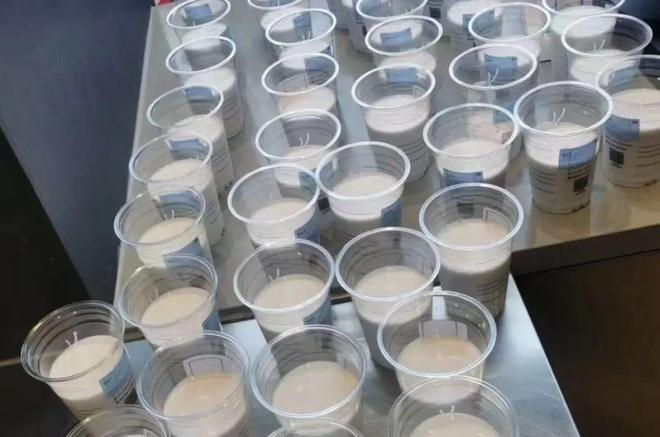 ▲茶饮爆单时，需要几十杯饮料一起做。图 /访谈者提供