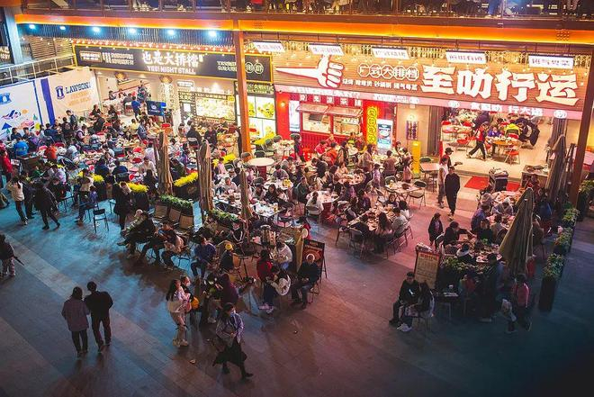 ▲广东路边酒楼生意火爆，吞吐量很大。图 / 视觉中国