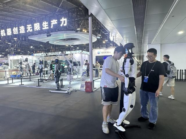 展馆一角：工程师们正在调试机器人 戚颖璞 摄