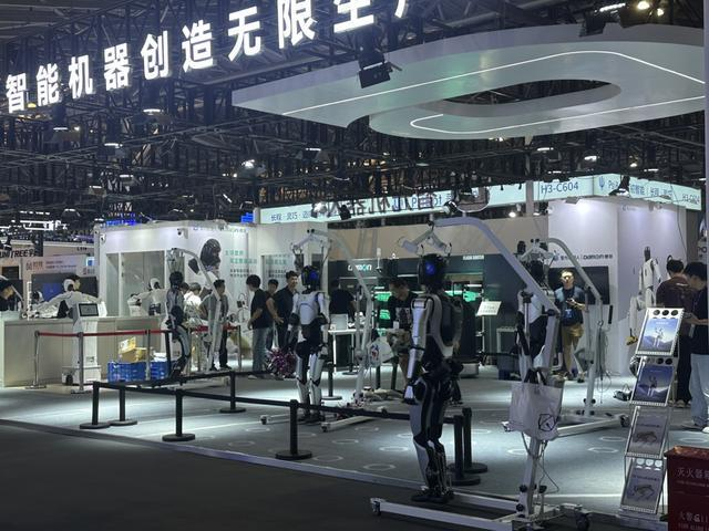 H3展馆内各类机器人竞相登台亮相 戚颖璞 摄