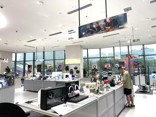 模速空间AI产品体验店 舒抒 摄