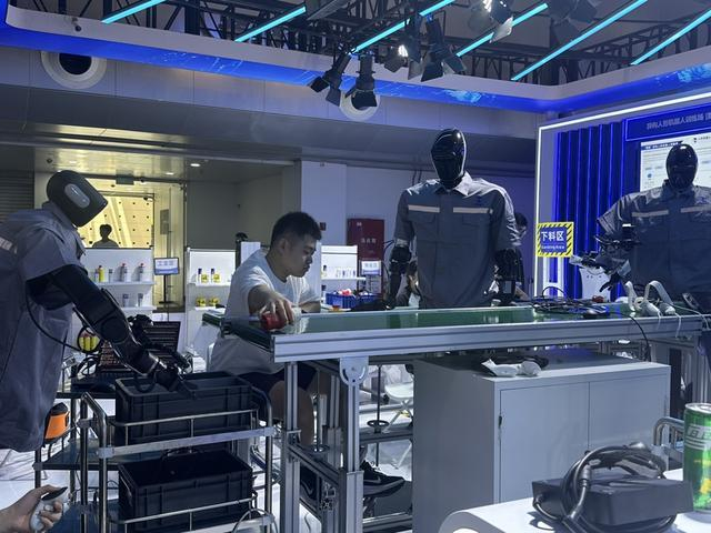 某展台上的工业流水线展示 戚颖璞 摄