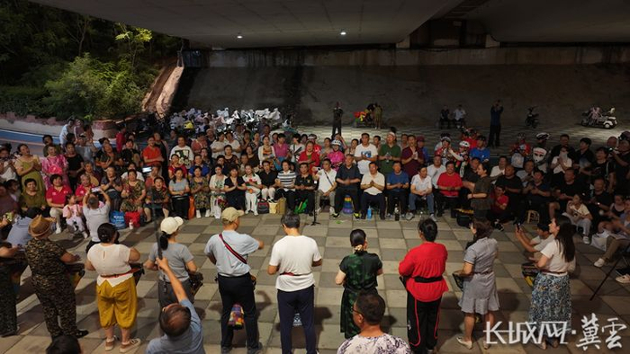 “桥下音乐会”演出现场。长城网·冀云客户端记者 杨泽 摄