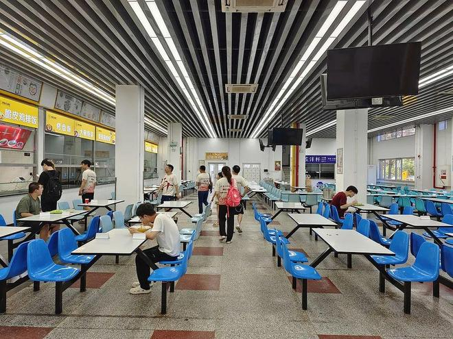▲外卖大战抢走了学校食堂生意。图 / 视觉中国