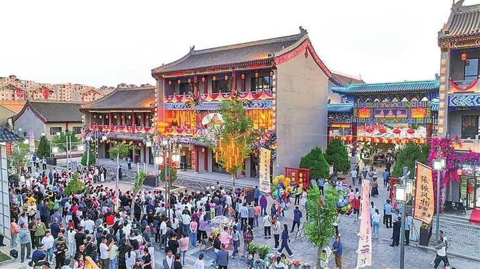     张掖市甘州府城人潮涌动。