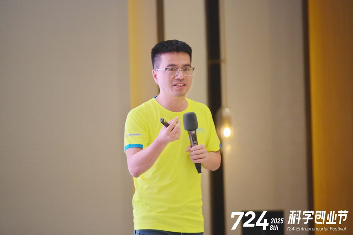 ▲图为高维学堂第八届“724科学创业节：回到经营 高维经营年度案例会”现场，高维学堂创始人KK林传科做主题分享