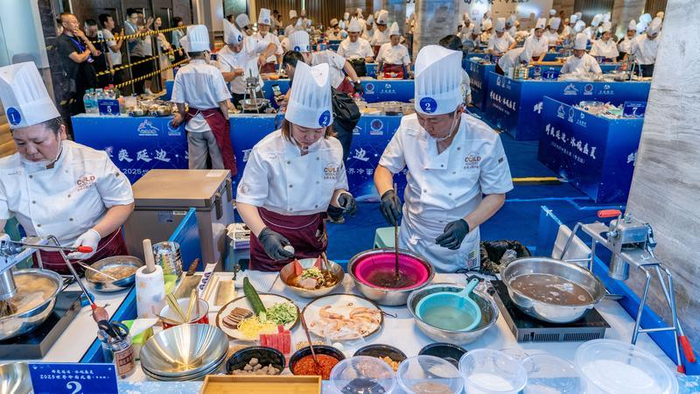 　　7月26日，2025世界冷面大赛（专业组）现场，厨师们正在制作冷面。新华社记者 唐成卓 摄