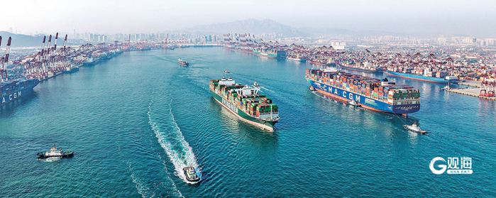山东港口青岛港前湾港区大船进出，一派繁忙景象。