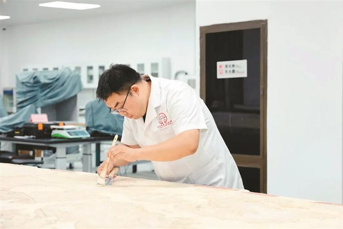 工作人员正在进行壁画修复