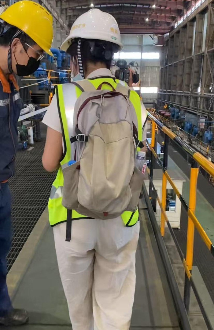 涉事选矿厂车间里的参观通道，一侧是护栏，一侧是格栅板铺设的平台。