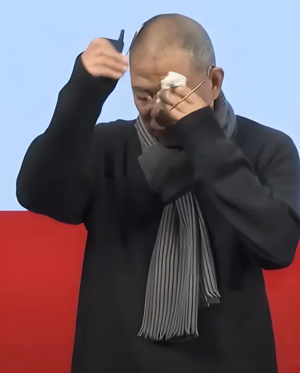 钟睒睒落泪 图源：养生堂年会